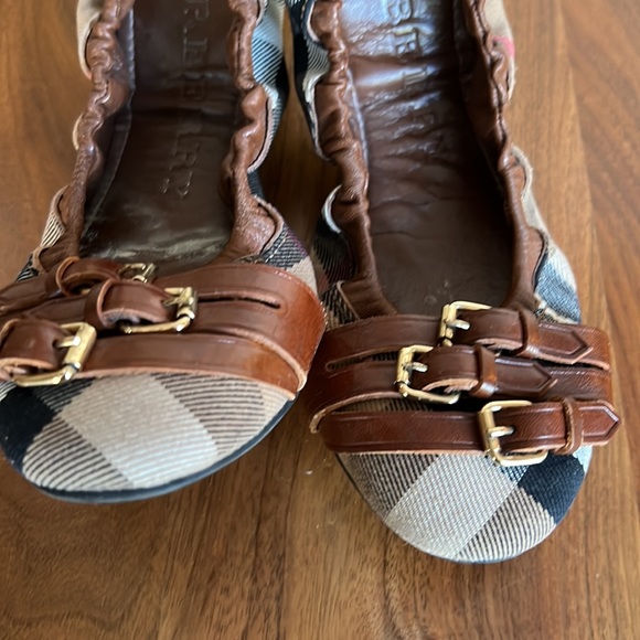 Burberry flats like new size 39 with the bag. - Picture 1 of 5